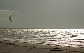 Kitesurfer in de zon op zee. by Richard Zeinstra