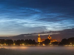 Lichtende nachtwolken boven de Sint Janskathedraal in Den Bosch