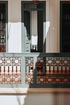 Marrakech | Riad | shadows and green door van Iris van Tricht