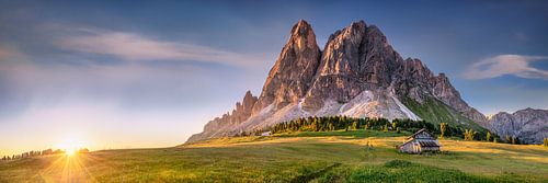 Alpenpanorama met prachtige alpenweide in de Dolomieten