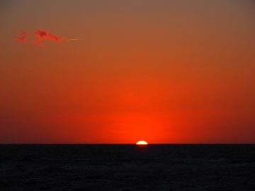 Bloedrode zonsondergang aan zee van Edeltraut K. Schlichting