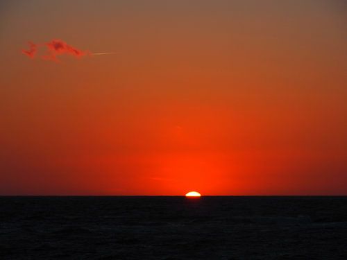 Blutroter Sonnenuntergang am Meer von Edeltraut K. Schlichting