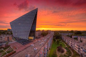 Wolkenkrabber Den Haag tijdens zonsondergang van Rob Kints