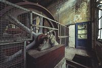 Verlaten aandrijfwiel in energiecentrale - urbex