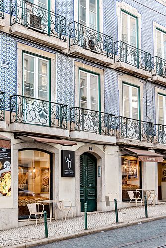 Bakkerswinkel in Lissabon, Portugal van Dana Schoenmaker