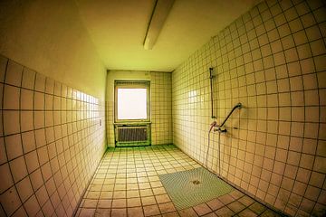 Douche dans un centre d'asile abandonné sur Marcel Hechler