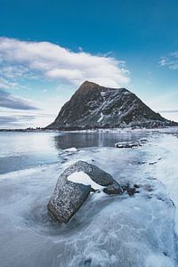 Der Berg Hoven auf der Insel Gimsøya auf den Lofoten im Winter in Nordnorwegen.