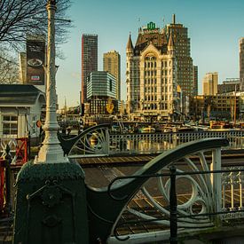 Weißes Haus in Rotterdam mit Skyline von ABPhotography