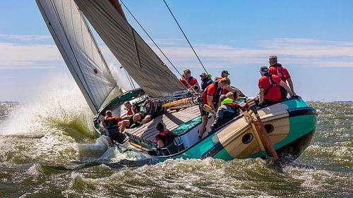 Zeilboot (skûtsje) in actie op woelige golven – sportieve wanddecoratie