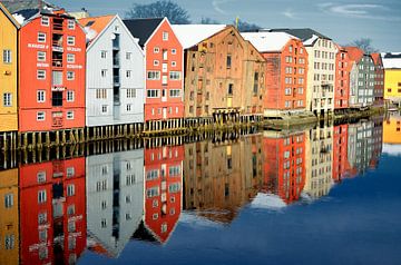 Kleurrijke kantoorgebouwen in Trondheim, Noorwegen. van Iris Heuer