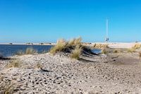 Strand, zand, duinen, blauwe lucht, zee en de Zandmotor