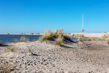 Strand, zand, duinen, blauwe lucht, zee en de Zandmotor van Fotos by Angelique