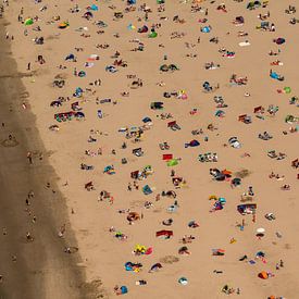 Luchtfoto drukke dag Egmond aan Zee van aerovista luchtfotografie