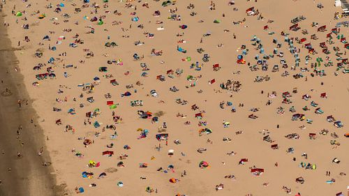 Luchtfoto drukke dag Egmond aan Zee