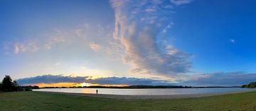 Panorama van een zonsondergang aan een meer van MPfoto71