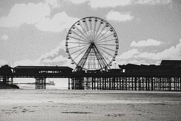 Beroemde pier in Blackpool. Zwart-wit. van Erik Juffermans