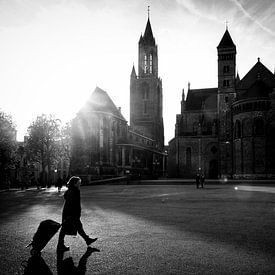 Vrijthof à Maastricht avec lumière rasante, noir et blanc sur Streets of Maastricht
