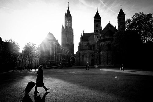 Vrijthof in Maastricht met strijklicht, zwart-wit