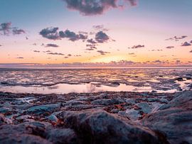 Sunset on mudflats at low tide by Fernlicht Fotografie