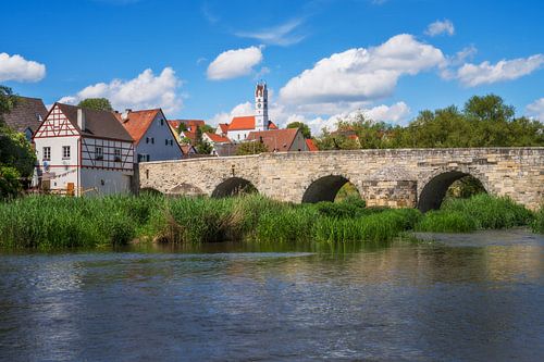 Historische brug over de rivier de Wörnitz in Harburg