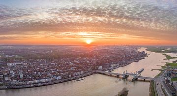 Kampen aan de IJssel tijdens zonsondergang in het voorjaar