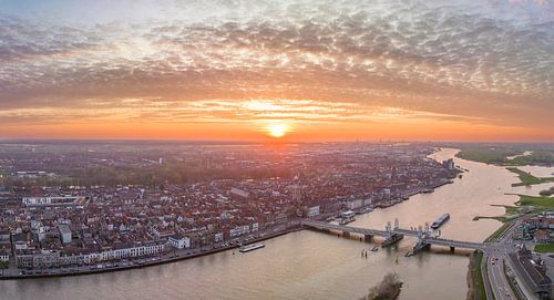 Kampen aan de IJssel tijdens zonsondergang in het voorjaar