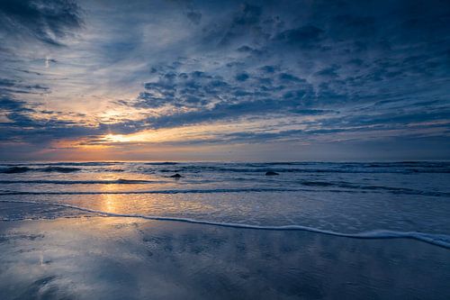 prachtige zonsondergang langs de Nederlandse kust 