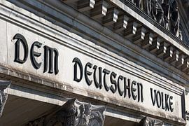 Schriftzug am Reichstag von Frank Herrmann