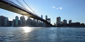 Brooklyn Bridge in New York over de East River voor zonsondergang, panorama von Merijn van der Vliet