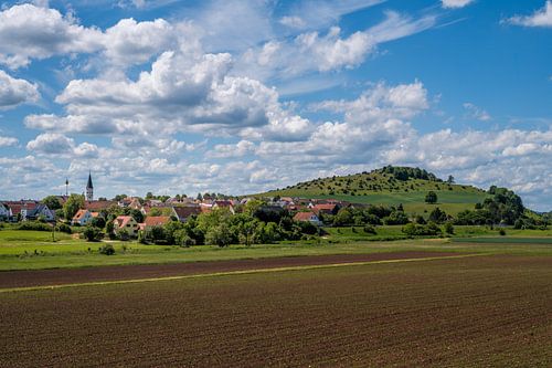 Het dorp Hoppingen voor de Rollenberg bij Harberg
