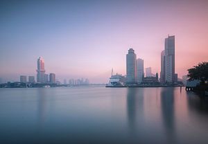 Nebliger Sonnenaufgang auf der Kop van Zuid in Rotterdam