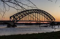 Ijsselbrug bij Zwolle met hoog water en zonsondergang van Evelien Stijf thumbnail