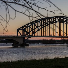 Ijsselbrug bij Zwolle met hoog water en zonsondergang van Evelien Stijf
