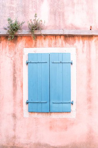 Mediterrane charme, roze gevel en blauwe luiken