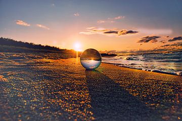 Glaskugel am Strand von Zingst zum Sonnenuntergang von Martin Köbsch