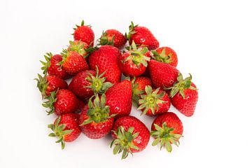 Aantal aardbeien tegen een witte achtergrond.