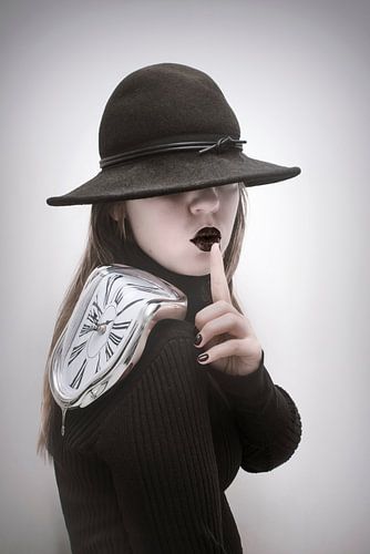 Intrigerende Vrouw met Zwarte Hoed en Smeltende Klok - Tijdloze Mystiek Wanddecoratie