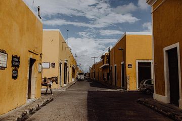 Straatbeeld Izamal, Mexico van Britt Laske