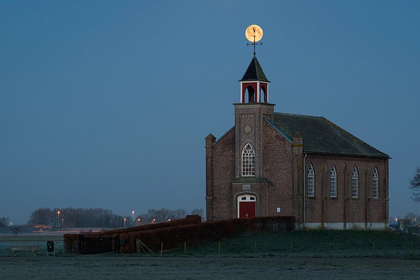 Full moon above the church in Homoet by Femke Straten