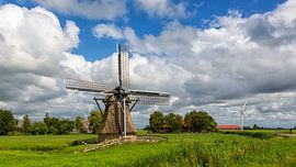 Poldermolen in een Hollands landschap