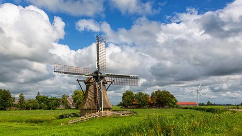 Poldermolen in een Hollands landschap