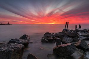 L'IJsselmeer près de Den oever sous un ciel de nuages rouge matinal