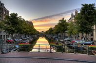 Eenzame fiets op een gracht in Amsterdam van Dennis van de Water thumbnail
