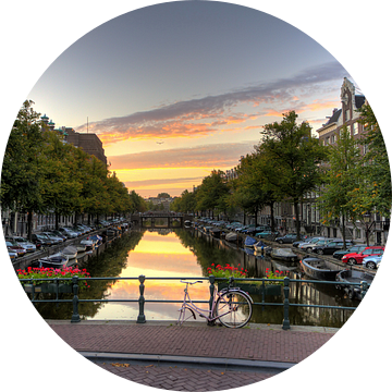 Eenzame fiets op een gracht in Amsterdam van Dennis van de Water