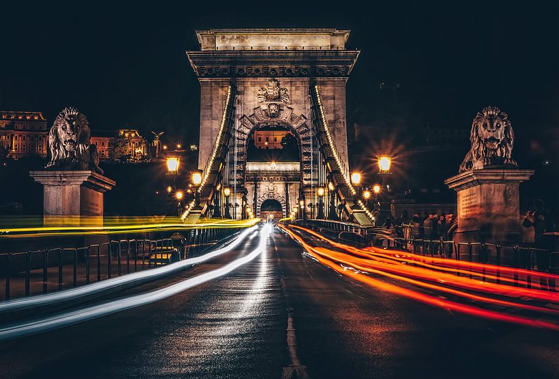 Le pont des chaînes illuminé par Loris Photography