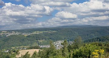 uitzicht vanaf Limes op berg Grosser Kopf naar dorp Arzbach, Westerwald, Duitsland
