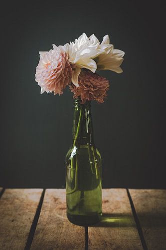 Stilleven met dahlia's van Danielle Tempelaars