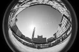 Kijkje op Piazza del Campo, Siena van Aron Weidenaar