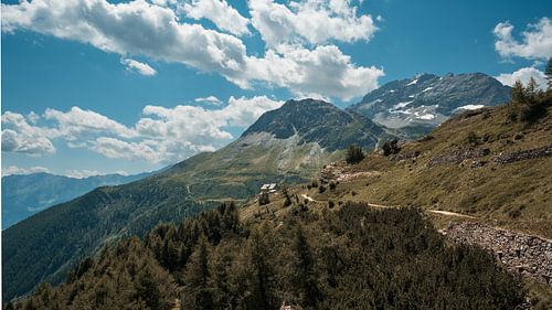 majestueuze alpenroute in de Bernina Alpen, besneeuwde toppen en charmante berghut
