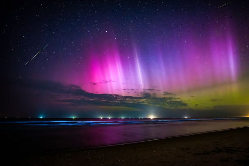 Aurora, Seefunke und Sternschnuppe am Strand von Petten. von Kasper van der Burgh